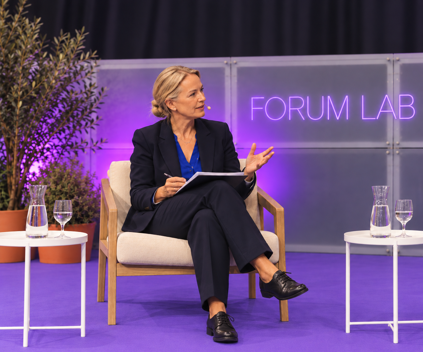 Mónica Navarro moderating a Forum Lab session